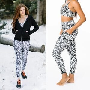 ZYIA Snow Leopard Pocket Brilliant Hi-Rise 7/8 Leggings 8-10 - Black White Gray